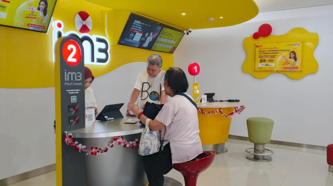 Seorang customer service (CS) Indosat melayani pasangan lansia di Kantor Indosat wilayah Kalisumapa, Jalan Slamet Riyadi, Kota Makassar, Selasa (19/8). Layanan pelanggan ini menjadi bagian dari komitmen Indosat dalam memberikan kemudahan akses komunikasi bagi seluruh lapisan masyarakat. (Foto : Anto)