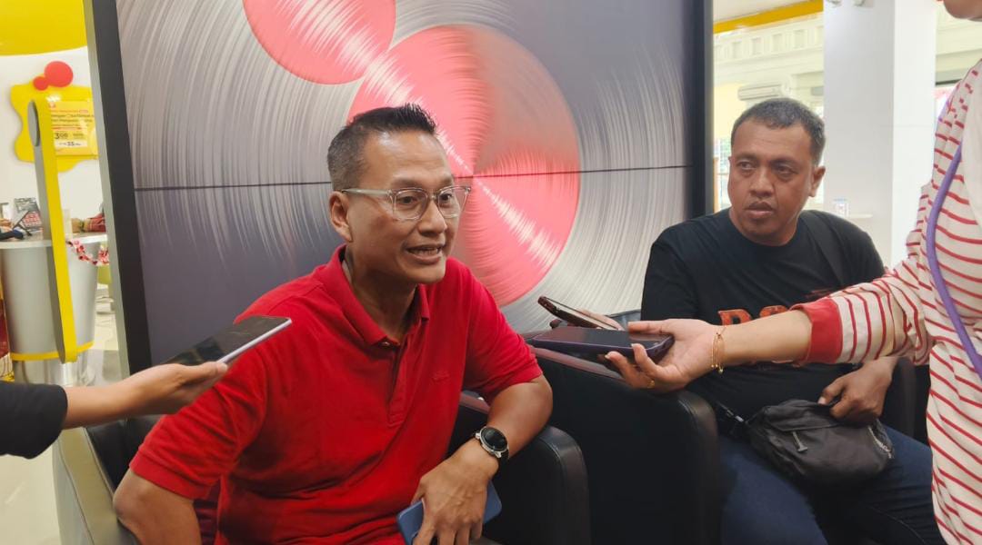 SVP Head of Marketing Circle Kalisumapa, Adiyanto Adhi Kusumo, saat diwawancarai sejumlah awak media di sela-sela acara Semarak Hari Kemerdekaan di Kantor Indosat wilayah Kalisumapa, Jalan Slamet Riyadi, Kota Makassar, Selasa (19/8). (Foto : Anto)