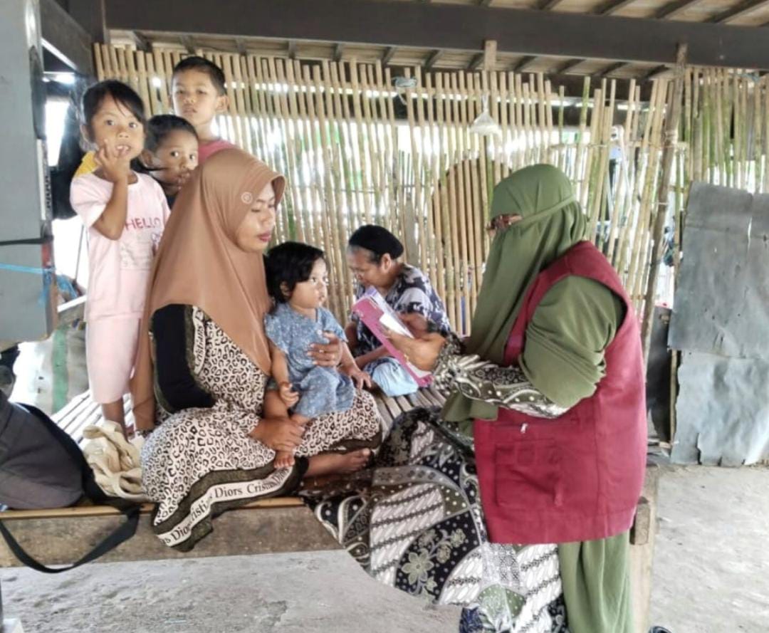 Bidan Nurjannah saat melakukan promosi kesehatan dan memberikan edukasi pola asuh anak kepada warga di Dusun Penanong, Desa Cipotakari, Kecamatan Panca Rijang, Kabupaten Sidrap, Sulawesi Selatan, Sabtu (23/08). (Foto: Anto)