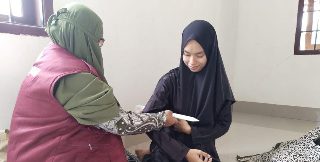 Bidan Nurjannah saat melakukan promosi kesehatan dan memberikan edukasi pola asuh anak kepada warga di Dusun Penanong, Desa Cipotakari, Kecamatan Panca Rijang, Kabupaten Sidrap, Sulawesi Selatan, Sabtu (23/08). (Foto: Anto)