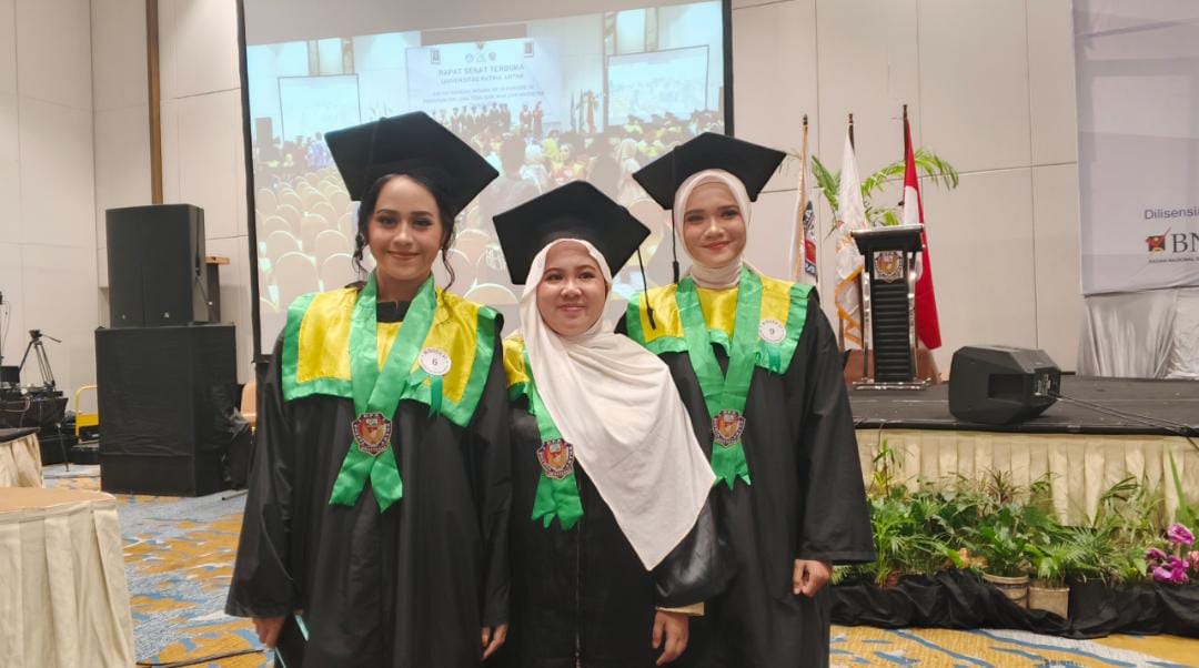 Siti Maryam (tengah), mahasiswa asal Kalimantan Utara sekaligus penerima beasiswa pendidikan dari Yayasan Patria Artha.