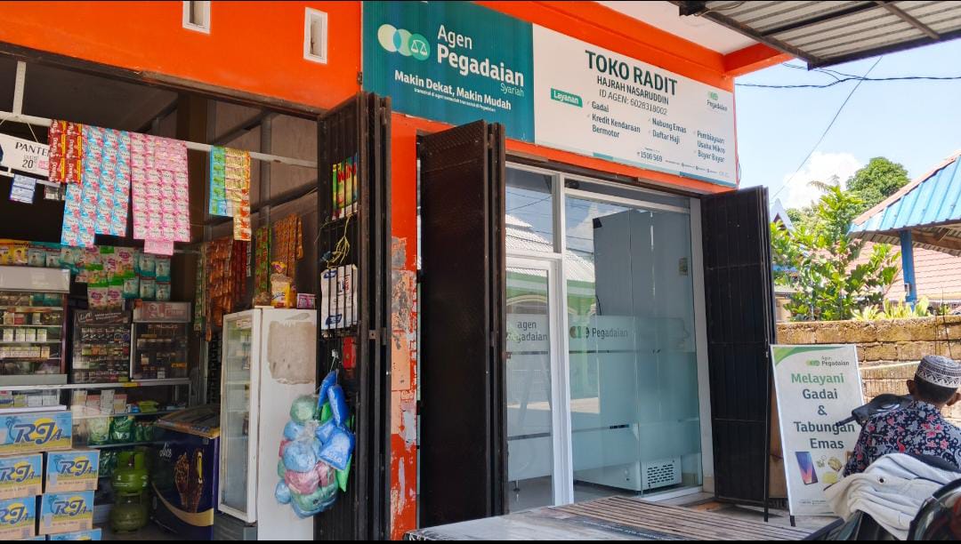 Dari warung kelontong sederhana, Hajrah Nasaruddin kini menjelma jadi agen perubahan lewat Toko Radit Agen Pegadaian Syariah di Desa Bontoramba, Somba Opu, Gowa. (Foto: Mardianto/kabareditorial.com)