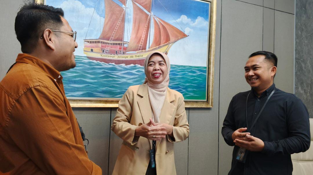 Kepala Jaringan Distribusi dan Layanan (JDL) Kanwil VI Makassar, Andi Nur Afiat Akib (tengah), berbincang santai bersama kolega di kantornya, Selasa (16/09/2025). (Foto: Mardianto/Kabareditorial.com).