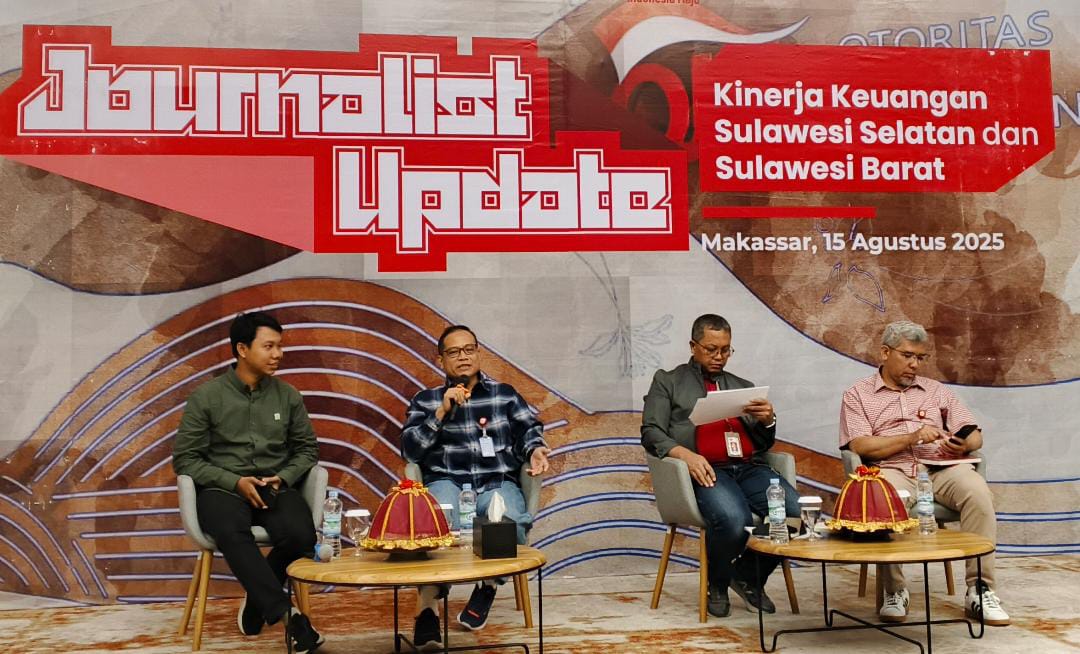 Kepala OJK Sulselbar, Moch. Muchlasin (kedua dari kiri, berbaju kotak-kotak), memaparkan perkembangan kinerja keuangan Sulselbar dalam kegiatan Journalist Update di kantor OJK Sulselbar, Jumat (15/08/2025). (Foto: Mardianto/Kabareditorial.com).