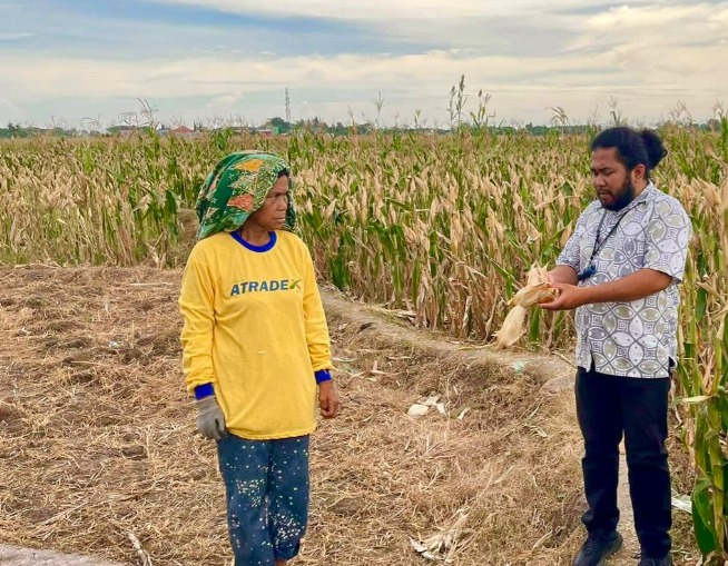 Ketua Umum Persatuan Agen Pegadaian Indonesia (PAPI), Suhermin, memberikan edukasi literasi keuangan kepada petani jagung di Kabupaten Jeneponto sebagai bagian dari penguatan peran agen di sektor pertanian. (Foto: Dok. Pribadi Suhermin)