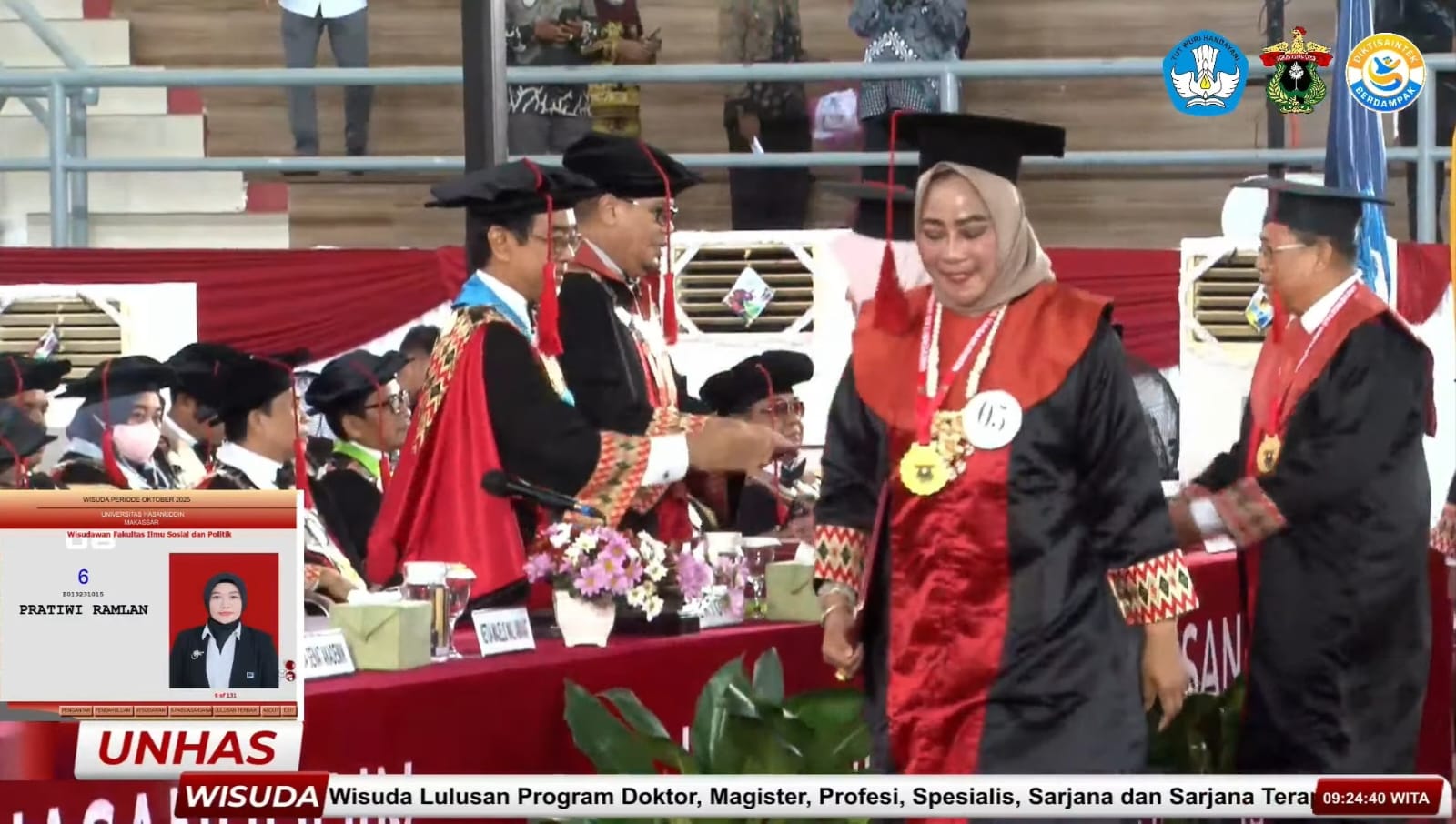 Kepala Dinas Perindustrian, Perdagangan, Koperasi dan UKM Provinsi Kaltara, Dr. Hj. Hasriyani, SH., MM berjalan dihadapan Rektor dan Senat Unhas usai pemindahan tali rumbai (Tassel) dari topi toga wisuda (Mortardboard), Senin (27/10/2025). (Foto : Anto/kabareditorial.com).