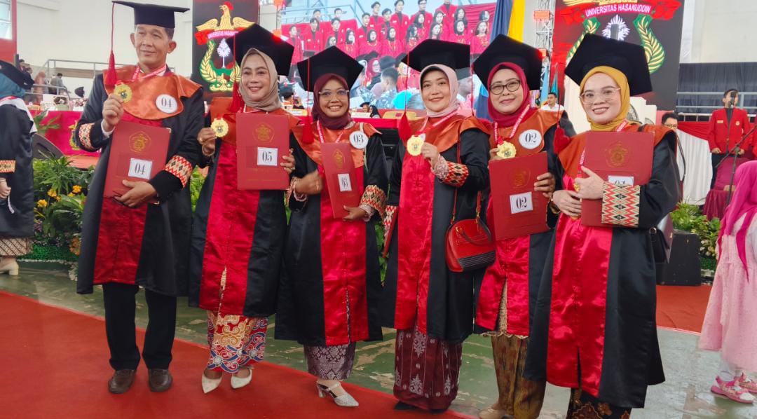 Kepala Dinas Perindustrian, Perdagangan, Koperasi dan UKM Provinsi Kaltara, Dr. Hj. Hasriyani, SH., MM berpose bersama rekan alumninya sambil memperlihatkan medali alumni dan piagam kelulusan usai proses wisuda di JK Arenatorium Unhas, Senin (27/10/2025). (Foto : Anto/kabareditorial.com).