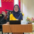 Indah Sari Mulyati memaparkan disertasinya di hadapan dewan penguji saat sidang terbuka Program Doktor Ilmu Ekonomi Fakultas Ekonomi Universitas Sriwijaya, Selasa (30/12/2025). Indah berhasil mempertahankan disertasi berjudul Pengembangan Model Pengukuran Good Corporate Governance Badan Usaha Milik Daerah (BUMD) dan resmi meraih gelar doktor.
