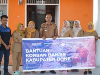 Bosowa Peduli Salurkan Bantuan Logistik untuk Korban Banjir di Kabupaten Bone