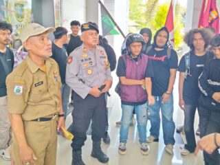 Mahasiswa Geruduk DPRD Polman, Labeli “Penipu Rakyat” karena Tak Satupun Anggota Hadir