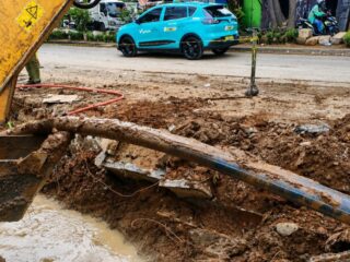 Pemasangan U-Ditch di Jalan Aroepala, Distribusi Air Dua Perumahan Terdampak Sementara