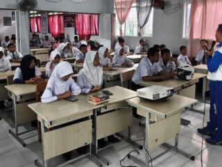Asmo Sulsel Bersama Satlantas Polrestabes Makassar Gelar Edukasi Safety Riding bagi 50 Siswa SMKN 40 Makassar