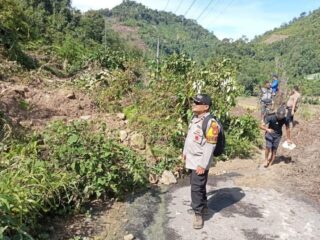 Longsor Putus Akses Jalan di Matangnga, Warga Terpaksa Jalan Kaki 7 Kilometer