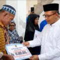 Bupati Polman Serahkan Bantuan Rp317 Juta untuk Korban Kebakaran di Galung Tuluk