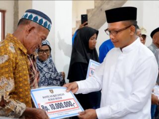 Bupati Polman Serahkan Bantuan Rp317 Juta untuk Korban Kebakaran di Galung Tuluk