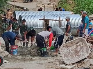 TNI dan Warga Gotong Royong Bangun Jembatan Garuda di Desa Ongko, Perkuat Akses Ekonomi Pedesaan