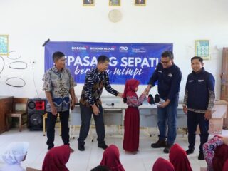 Bosowa Peduli Salurkan 295 Pasang Sepatu untuk Pelajar di Sulsel dan Sulteng