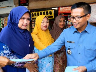Bupati Polman Salurkan Tambahan Modal untuk 10 Pelaku UMKM, Berasal dari Anggaran Operasional
