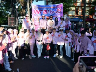 Wakil Wali Kota Makassar Lepas Peserta Jalan Sehat Peringati International Day of the Midwife dan HUT IBI ke-75