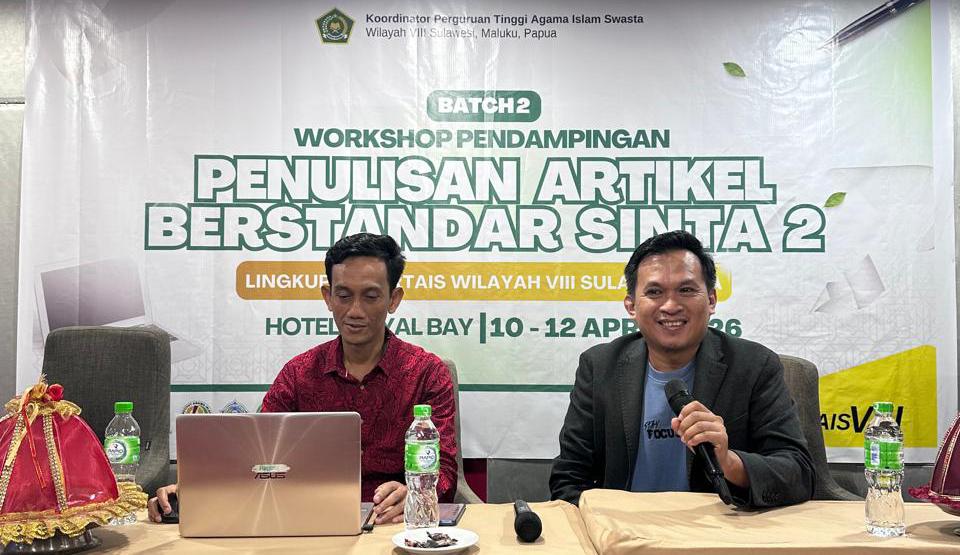 Sukirman, S.Pd., M.Pd., Ph.D (Pakai Stelan Jas) dalam Workshop Pendampingan Penulisan Artikel Berstandar SINTA 2. Merupakan Ketua Prodi Magister Pendidikan Bahasa Inggris Pascasarjana UIN Alauddin sekaligus penerima Program Beasiswa Visiting Professor/Visiting Scholar 2026 dari Kemenag RI. (Foto: Ist)