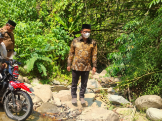 Tembus Medan Sulit, Bupati Polman Samsul Mahmud Kunjungi Desa Lenggo yang Viral karena Jalan Rusak