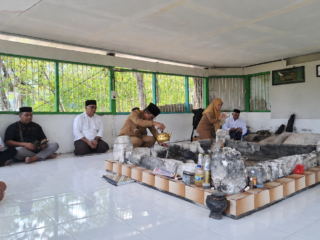 Bupati Polman Samsul Mahmud Ziarah ke Makam Ulama To Salama di Pulau Salama