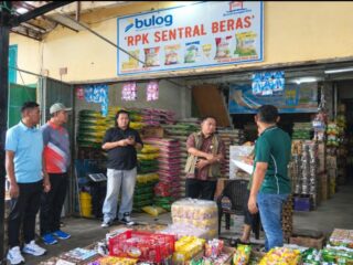 Cegah Beras SPHP Dioplos, Bulog Polman Pasang Stiker Larangan di Kios RPK