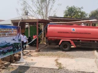 Kemarau Panjang, Kodim Polman dan BPBD Salurkan Air Bersih untuk 1.016 Santri